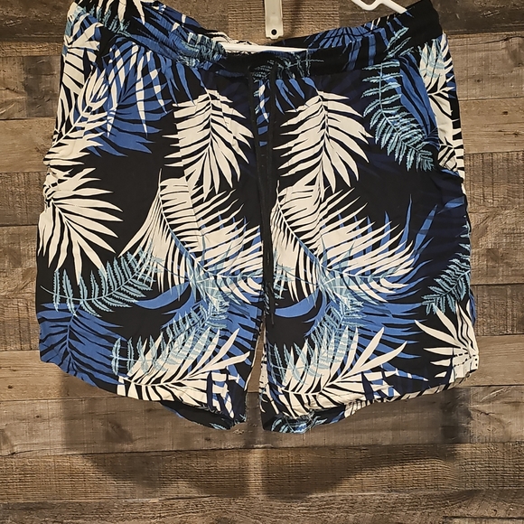 Tropical Pattern Shorts - Picture 3 of 9